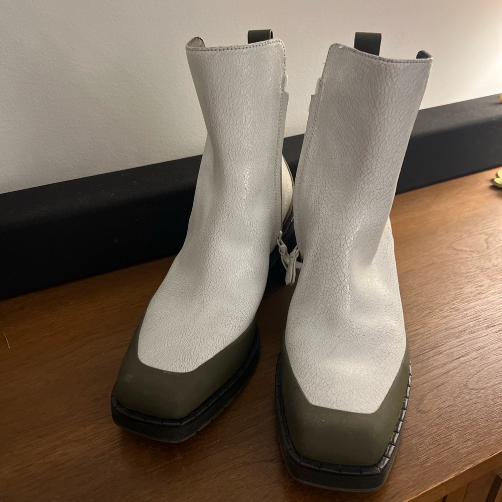 NWOT Tory Burch Women’s White Ankle Boots